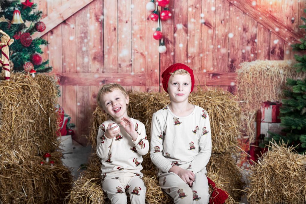 Julefotografering hos krislacas fotograf. julebaggrunden som er brugt her er juleladen med ægte halm at sidde på.