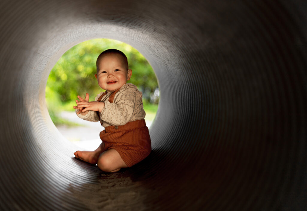 portræt af en 10 måneder gammel baby i en tunnel